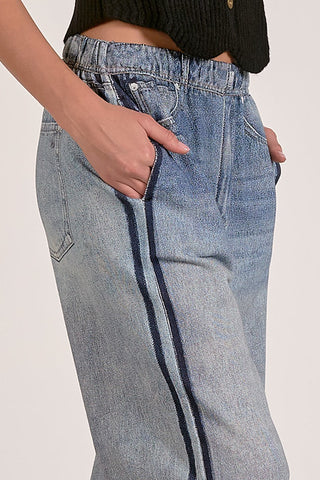 Relaxed fit
Loose fit
Elastic waistband
Full‑length
Loose silhouette
Track stripe detail
Elastic waist joggers
Side stripe accent
Side pockets