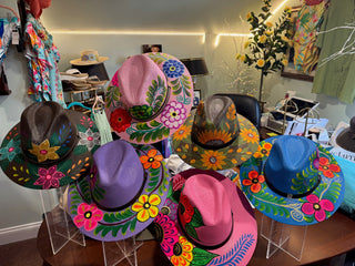 Boho hand-painted hat
Custom painted beach hat
Handmade vacation hat
Giocam artisan hat
Colorful summer hat
Hand-painted resort wear hat
One-of-a-kind painted hat
Elegant hand-painted accessories
Mediterranean-inspired hat
Giocam painted sun protection hat