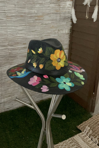 Boho hand-painted hat
Custom painted beach hat
Handmade vacation hat
Giocam artisan hat
Colorful summer hat
Hand-painted resort wear hat
One-of-a-kind painted hat
Elegant hand-painted accessories
Mediterranean-inspired hat
Giocam painted sun protection hat