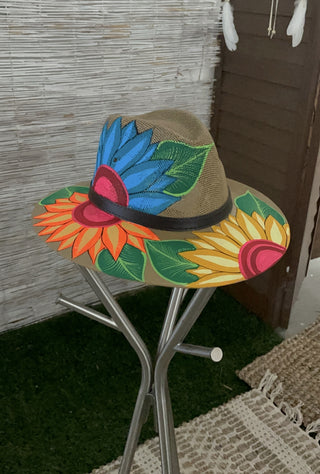 Boho hand-painted hat
Custom painted beach hat
Handmade vacation hat
Giocam artisan hat
Colorful summer hat
Hand-painted resort wear hat
One-of-a-kind painted hat
Elegant hand-painted accessories
Mediterranean-inspired hat
Giocam painted sun protection hat